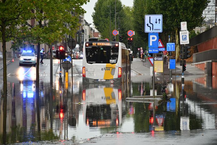 Wateroverlast aan het Berchem Station in Antwerpen.