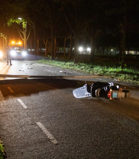 Lantaarnpaal dwars over de weg zorgt voor meerdere ongelukken in Roosendaal