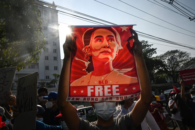 Betogers in Yangon, Myanmar eisen vrijlating van Aung San Suu Kyi tijdens een protest in februari van vorig jaar. Beeld AFP