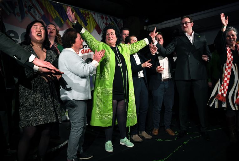 Caroline van der Plas tussen haar partijgenoten op het podium na een verpletterende uitslag. Beeld Marcel van den Bergh