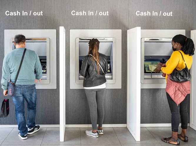 Van 5.000 naar 2.200 bankautomaten, maar waarom haal jij nog geld uit de muur? “Voor pintjes en de kapper”