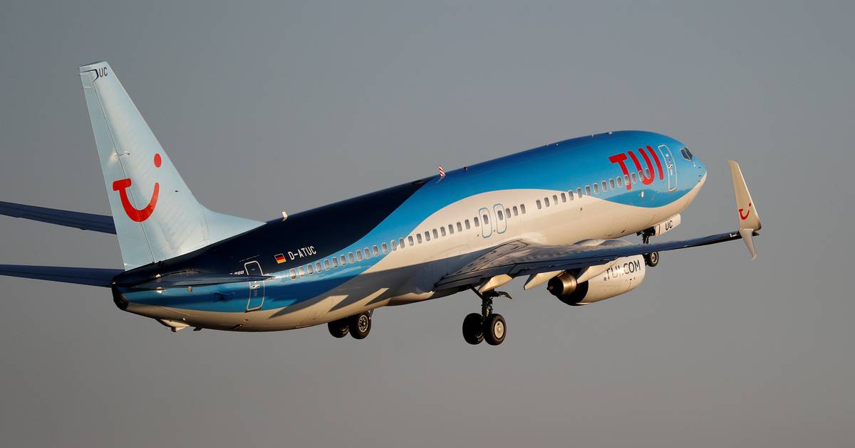 'Ik zie jullie in de hemel': bezopen man wil nooduitgang van TUI-vliegtuig openen - BD.nl