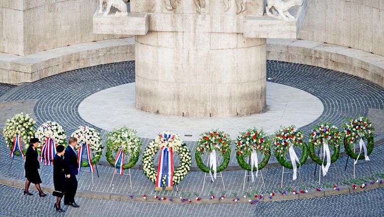 Koning Willem-Alexander en koningin Maxima arriveren bij het Nationale Monument op de Dam tijdens de nationale dodenherdenking. Beeld anp