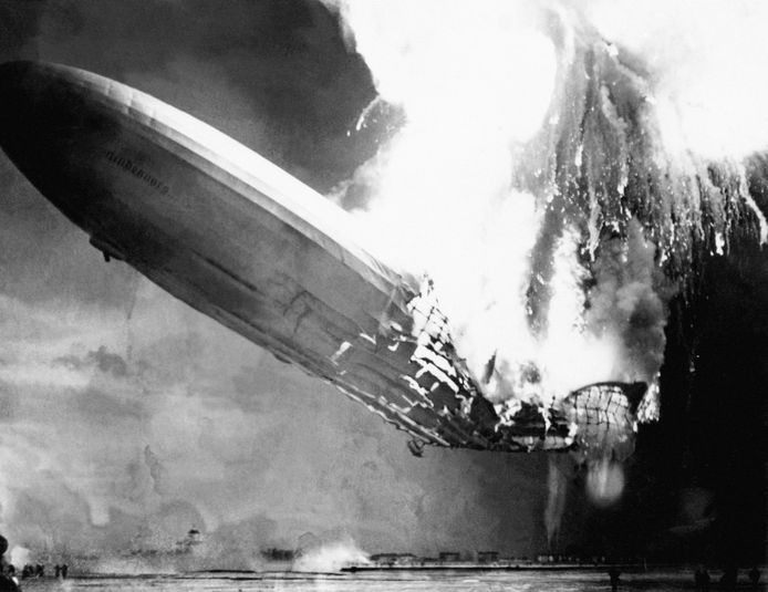 De Hindenburg verandert in een halve minuut in een vuurbal