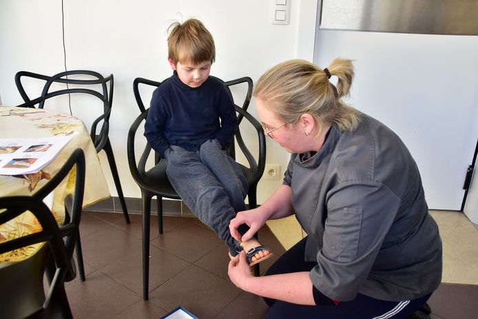 apotheek ademen overal Kadee op tournee: kinderschoenen passen aan huis, omwille van corona |  Ledegem | hln.be