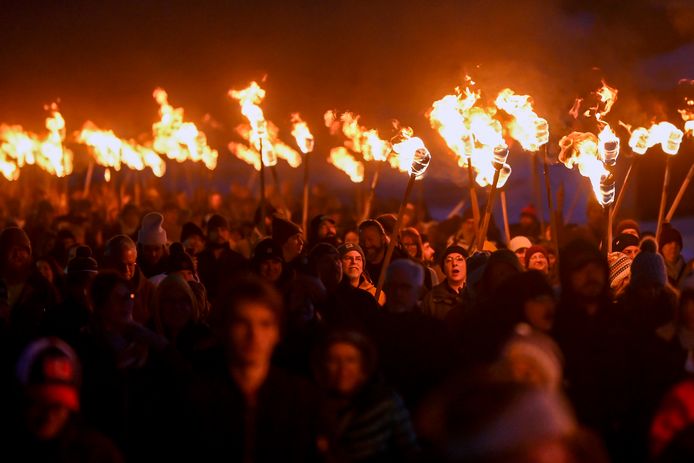 Voor het verbranden van de kever start, vindt er een mars plaats met brandende fakkels.