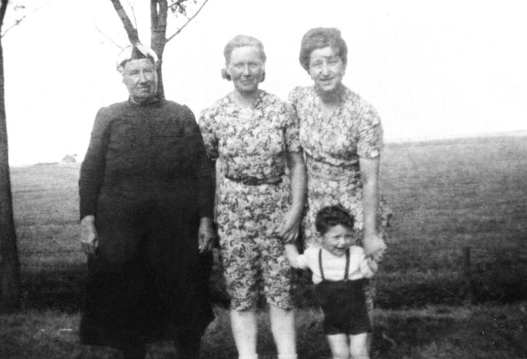 Bert Barend (broertje van Frits) met zijn moeder Betty Barend-Van der Kar in de zomer van 1944 op hun onderduikadres in Friesland bij Jeltje de Vries. Links staat grootmoeder Beppe de Vries Beeld -