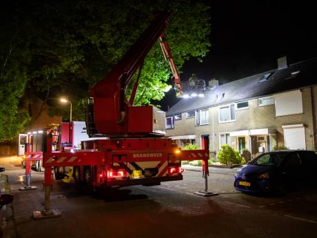 Brandweer blust brand op zolder van woning in Roosendaal