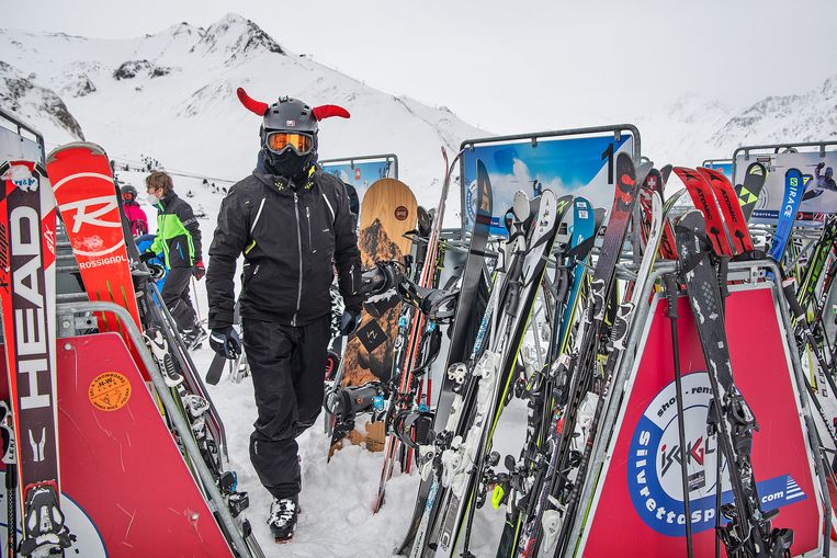Snowboards, ski's en een vrolijk versierde helm: Ischgl heeft het twee jaar moeten missen.  Beeld Guus Dubbelman / De Volkskrant