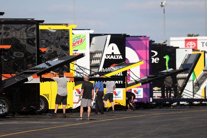 Op de Darlington Raceway in South Carolina wordt de laatste hand gelegd aan de start van de Nascar-race van vandaag.