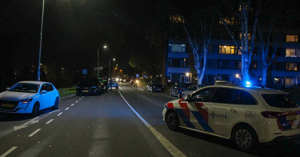 Fietser belandt bij botsing op voorruit van auto, ook traumahelikopter opgeroepen.