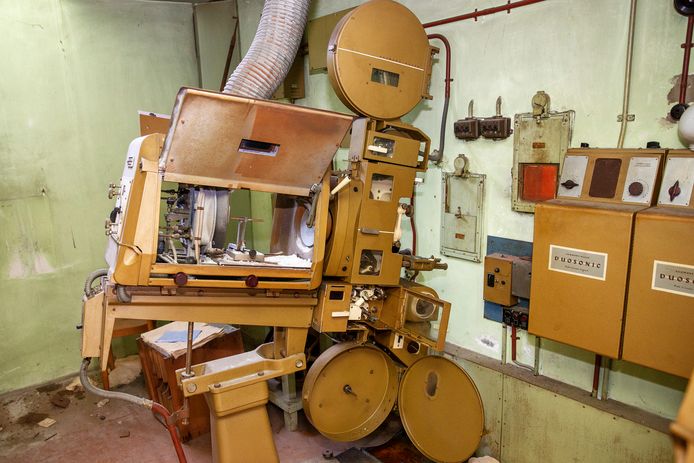 De oude film projectoren in de projectieruimte.