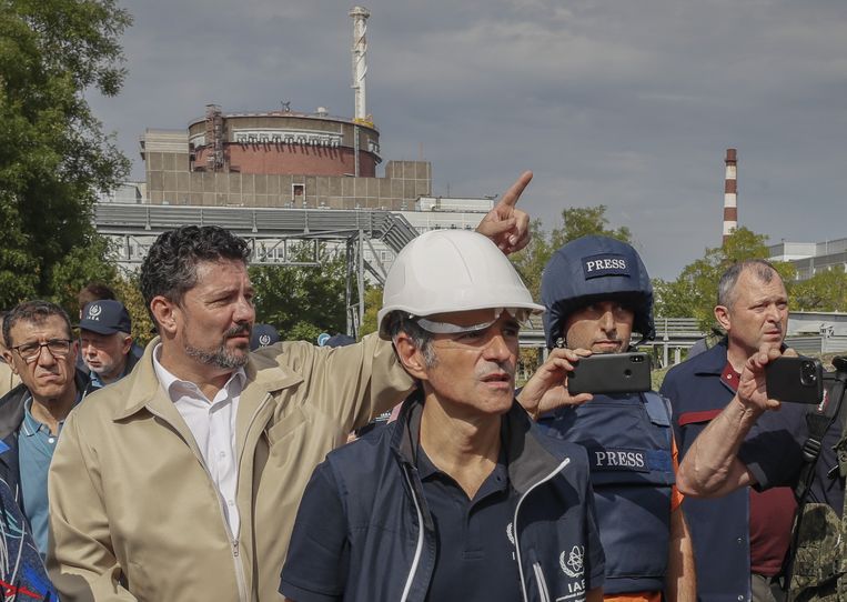 Russen leidden IAEA-chef Rafael Grossi donderdag rond op het terrein van de centrale van Zaporizja. Beeld EPA