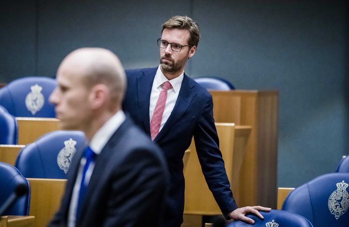 Sjoerd Sjoerdsma (D66) tijdens het wekelijkse vragenuur in de Tweede Kamer. Hij condoleert 'onze Poolse vrienden' met hun verliezen.