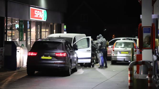 Arrestatieteam dwingt verdachten op de knieën bij tankstation Winterswijk, maar melding blijkt loos alarm