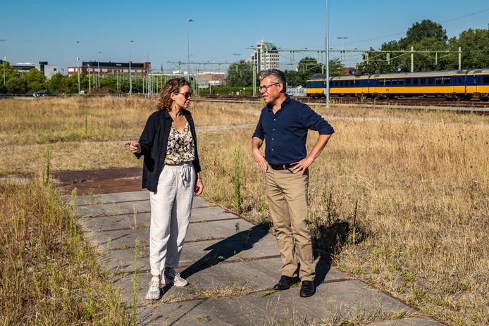 Initiatiefnemers Sabien Bouwmeester en Honny de Gucht op de plek waar straks het zonnepark verrijst.