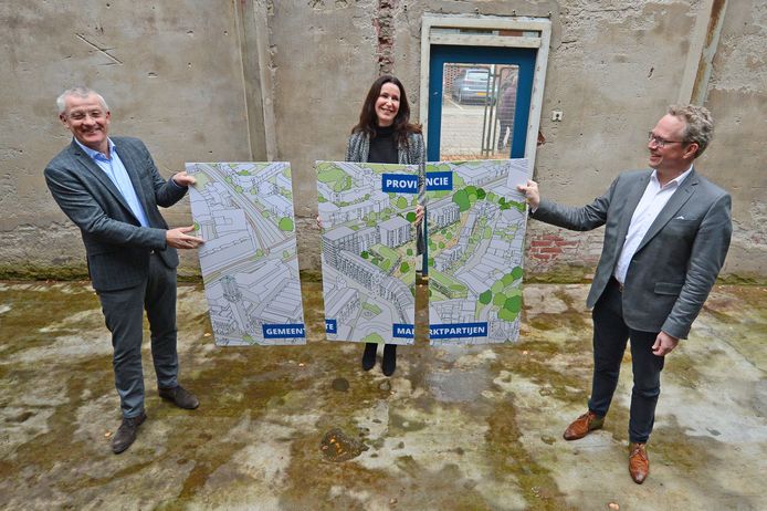 Publiek-private samenwerking in beeld: André ten Vergert, Monique van Haaf en Gerard Gerrits (vanaf links) schuiven de panelen voor Lange Wemen aaneen.