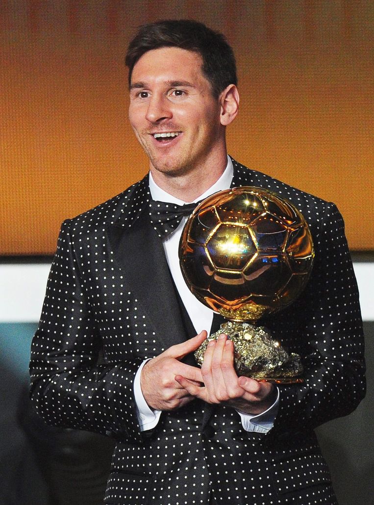 Lionel Messi met de Ballon d'Or. Beeld EPA