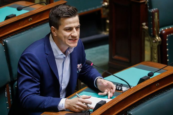 Dries Van Langenhove in het parlement.