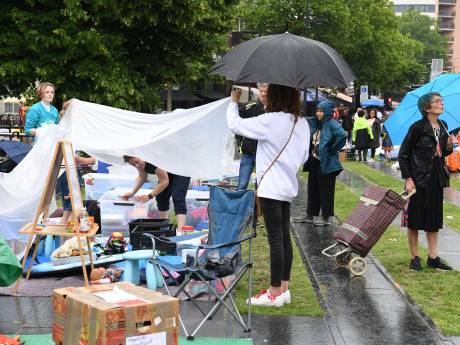 MeiMarkt heeft weer ademruimte na steun van gemeente, gaat voor het eerst ‘halve kramen’ verhuren