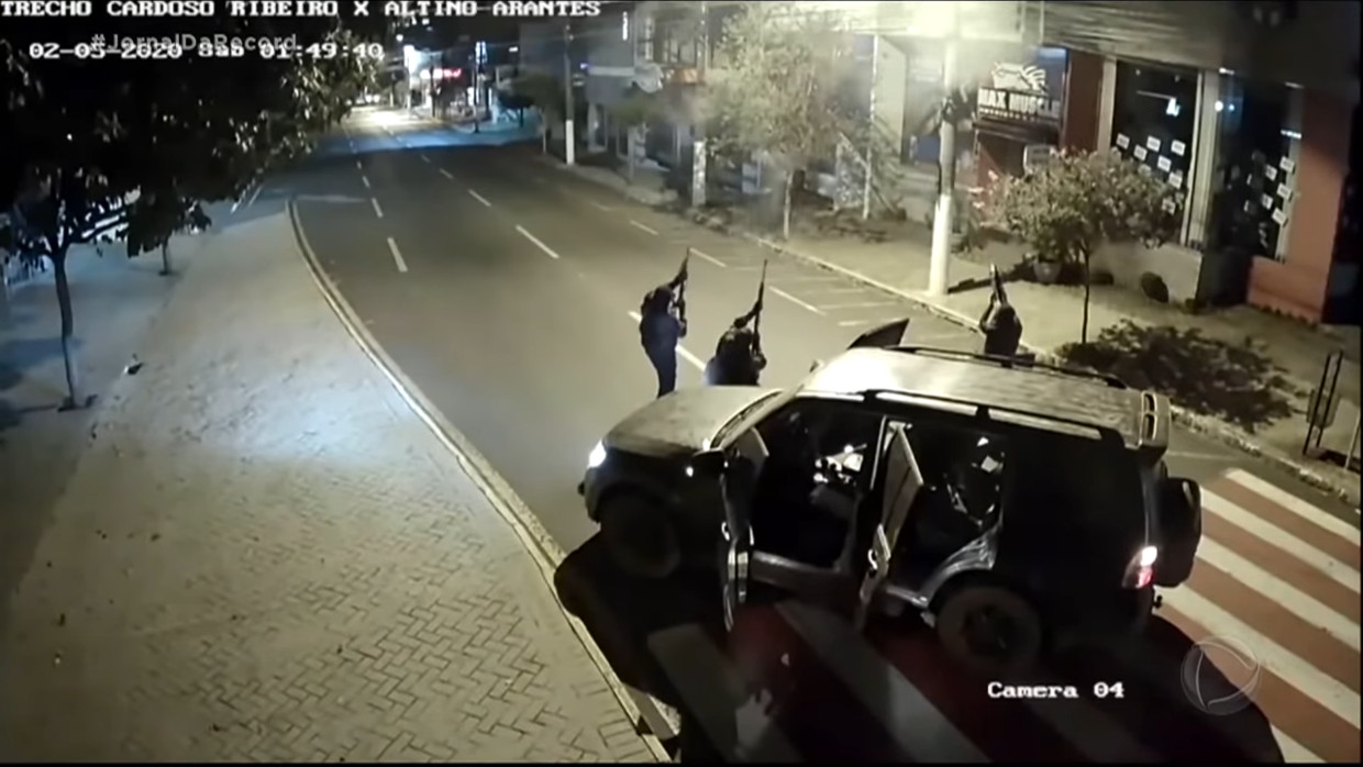 Grande rapina in Brasile, gli autori sono fuggiti con ostaggi incatenati al tetto dell’auto come scudi umani