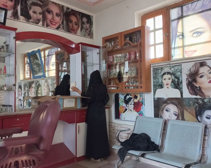 Nadat de Taliban aan de macht kwamen, werden afbeeldingen van vrouwen uit het straatbeeld verbannen en schoonheidssalons verboden.