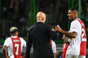 Erik ten Hag (L) is blij met zijn spits Sébastien Haller.