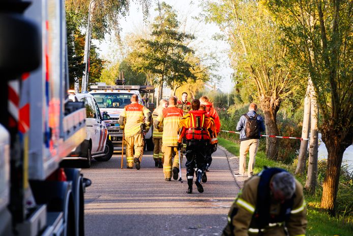 In Molenaarsgraaf is het levenloze lichaam van een 54-jarige man uit Wijngaarden aangetroffen, in het water langs de Graafdijk West. De politie is op dit moment nog volop bezig met het onderzoek naar wat er precies gebeurd is.