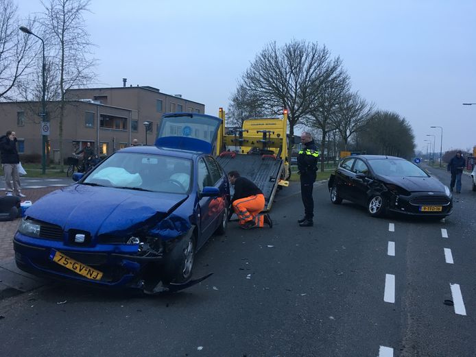 De beschadigde auto's worden weggesleept door een berger.