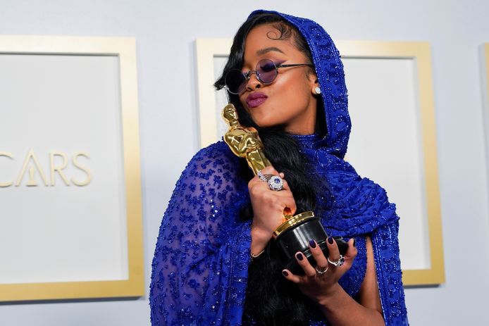 H.E.R. wint een oscar met Fight For You in de film Judas and the Black Messiah