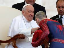 Le pape François rencontre un homme déguisé en Spiderman
