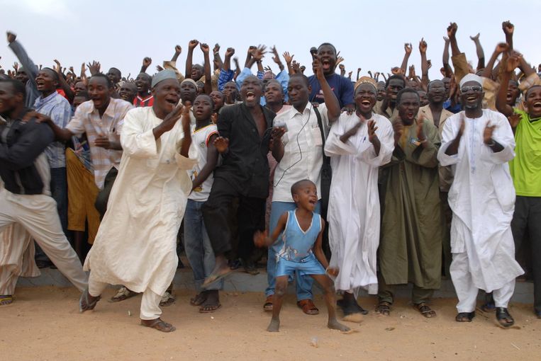 Nigerse mannen juichen na een worstelwedstrijd Beeld Tom van der Leij