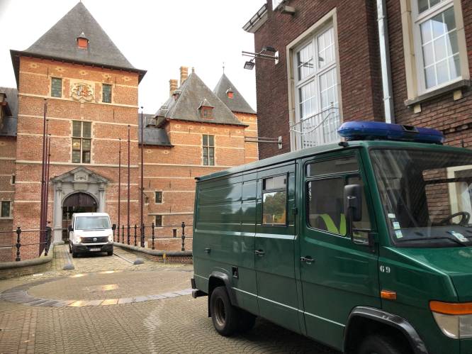 Vrouw heeft affaire met haar baas: stoppen van echtgenoot slaan door bij zien van foto’s