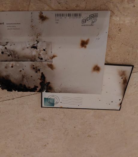 Vuurwerk door brievenbus verschroeit rouwkaart: ‘Daders beseffen niet wat ze aanrichten’
