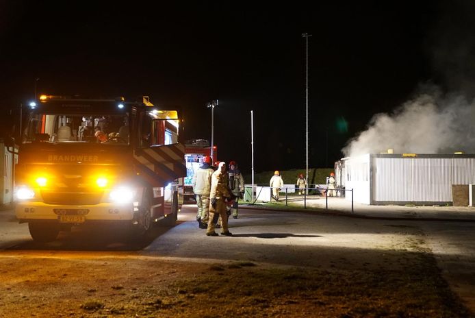 Brandweer bestrijdt het vuur tijdens brand bij FietsCrossVereniging Veldhoven.