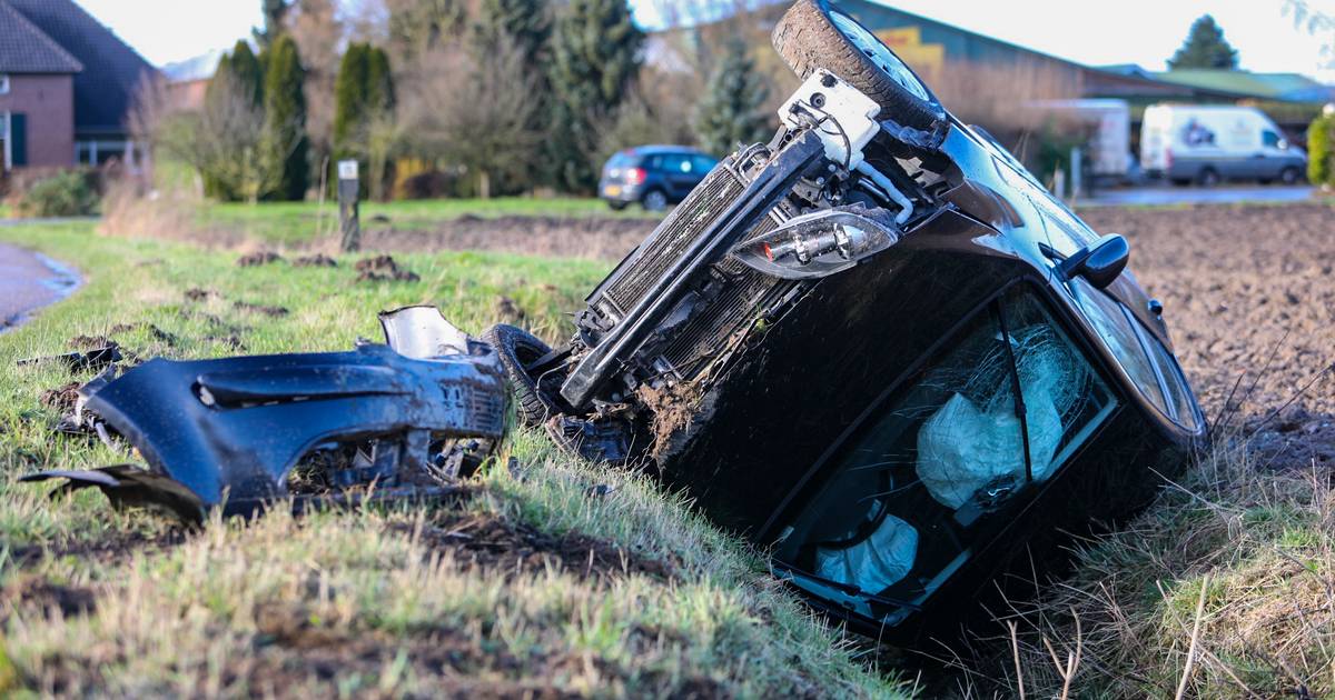 Bestuurder komt met de schrik vrij bij ongeval Brummen, auto eindigt op de kop in de sloot.