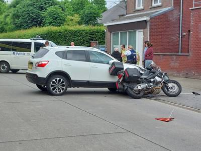 Motorrijder gewond na klap tegen wagen