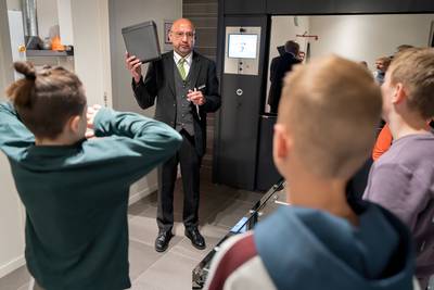 Tranen en bravoure bij schoolreis naar crematorium: ‘Ze moesten denken aan opa en oma’