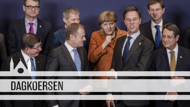 Premier Rutte vormt het middelpunt van de groepsfotosessie tijdens de EU-Turkije-top in Brussel. Beeld ANP/de Volkskrant