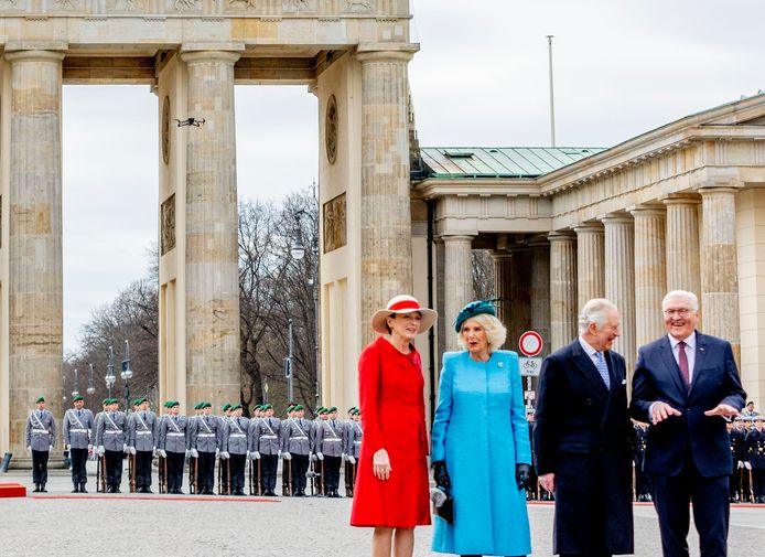 De Duitse bondspresident Frank-Walter Steinmeier en zijn echtgenote Elke verwelkomen Charles en Camilla aan de Brandenburger Tor.