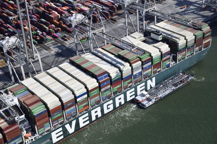 De Ever Given ligt eindelijk in Rotterdam. Het immense schip blokkeerde in maart het Suezkanaal en zorgde voor wereldwijde schade.