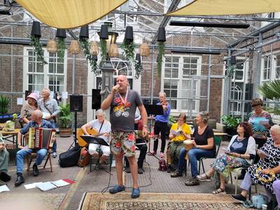 Dak- en thuislozenkoor De Straatklinkers zingt in Twello: ‘Iedereen mag meezingen en -dansen’