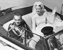 Grace Kelly en prins Rainier groeten het volk vanuit hun open wagen.