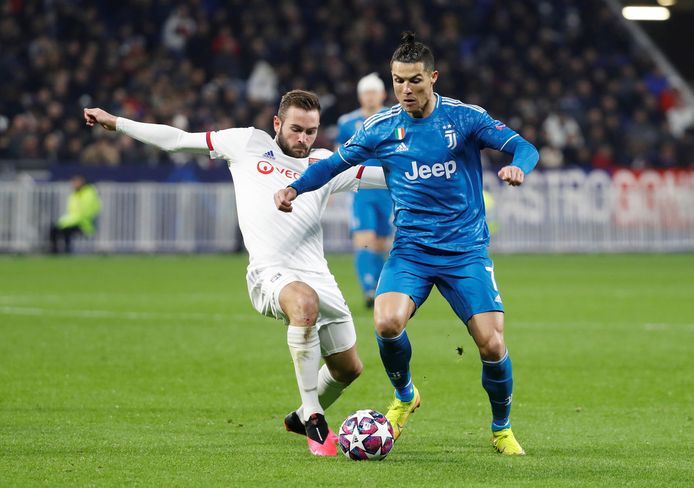 Cristiano Ronaldo in actie tegen Lucas Tousart van Lyon.