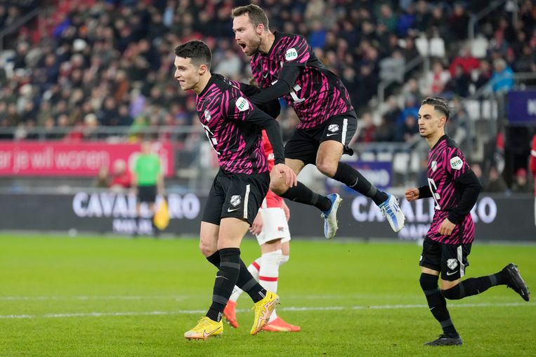 De Griek Anastasios Douvikas scoort de 0-2 voor FC Utrecht. Beeld Pro Shots / Jasper Ruhe