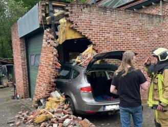 Auto doorboort garage van woning in Arendonk: bestuurder (78) gewond
