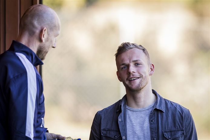 De door PEC aangetrokken spits Lennart Thy maakt kennis met zijn nieuwe trainer Jaap Stam in Spanje.