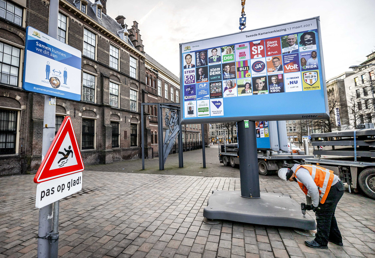 Een offline campagnebord op het Buitenhof in Den Haag. Beeld ANP
