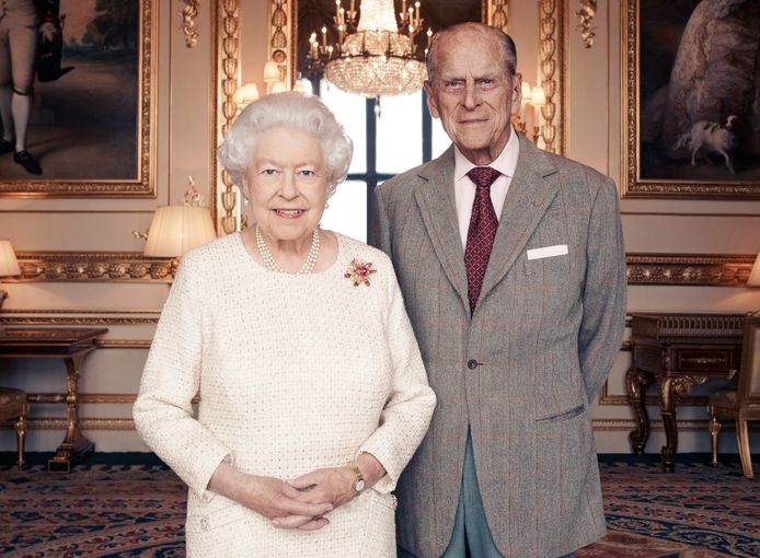 Het Britse Koninklijk Huis heeft vandaag een foto vrijgegeven ter ere van het 70ste huwelijksjaar van koningin Elizabeth en Prins Philip waarop ze in huiselijke sfeer zijn geportretteerd. Foto Matt Holyoak