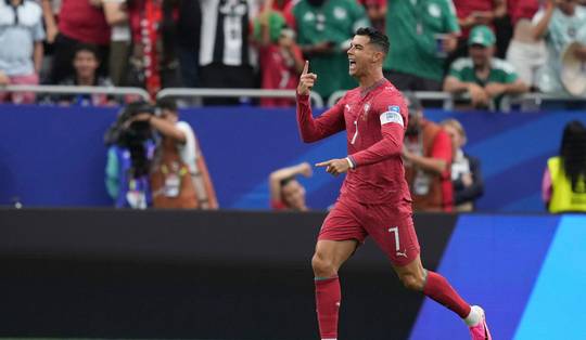 Cristiano Ronaldo kan het dan toch nog: hij brengt Portugal op voorsprong en scoort zo als eerste op zes WK’s